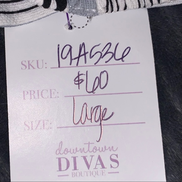 Two piece outfit perfect for summer striped white,blue and black size large - Picture 7 of 8